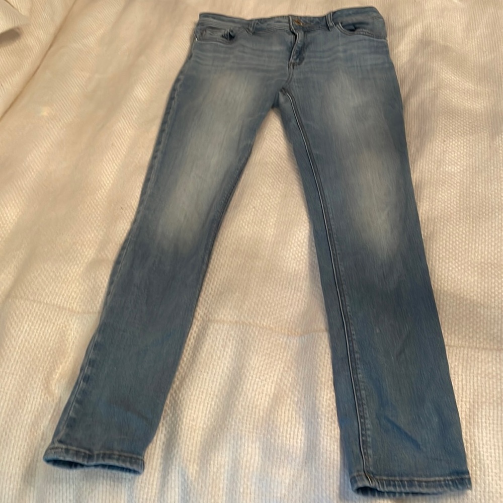 Hey! This is a pair of size 29 jeans! Excellent condition!!!